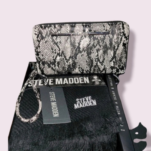 Steve Madden Handbags - Steve Madden Wristlet & Scarf Boxed Gift Set (NEW)